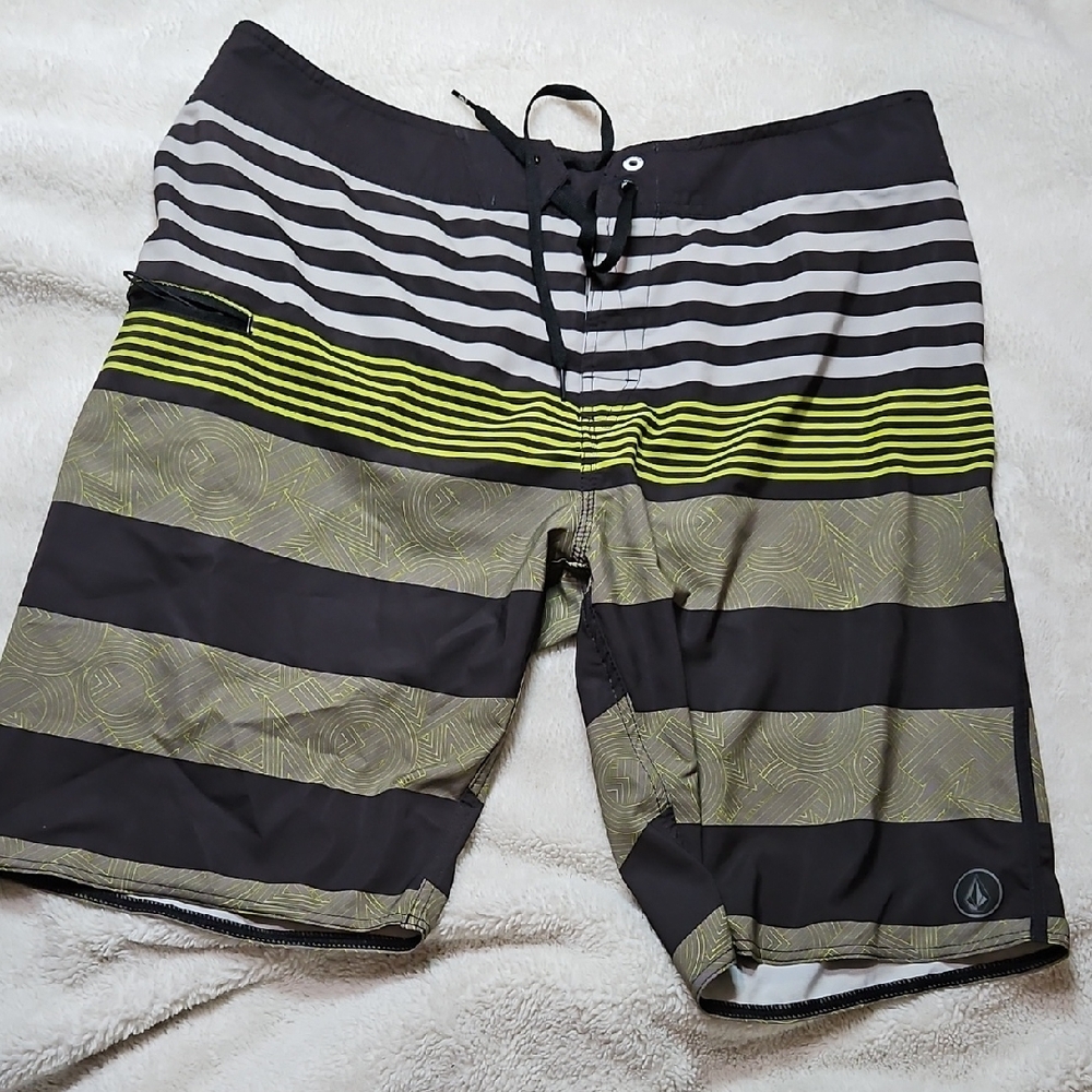 Volcom Hybrid Shorts Green and Black Sporty Design